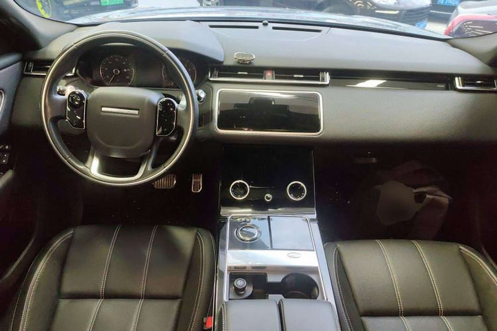 Used Land Rover Range Velar 2019 250 PS R-DYNAMIC S Center Console