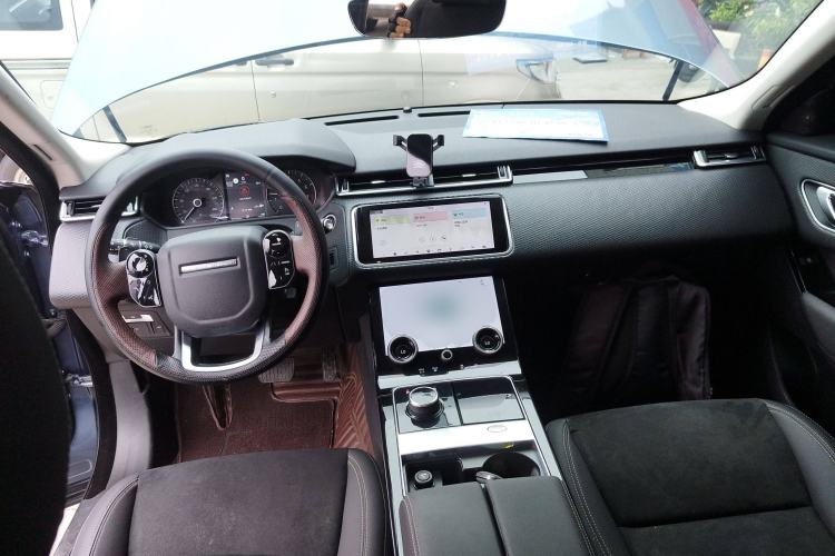 Used Land Rover Range Velar 2019 250 PS Center Console