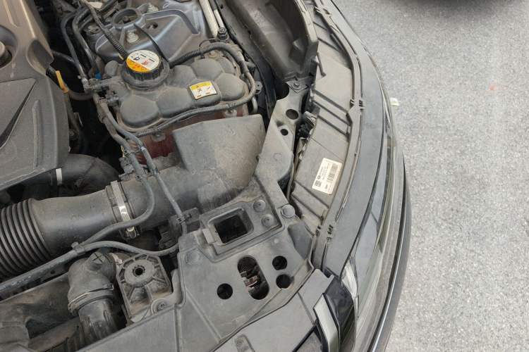 Used Land Rover Range Velar 2019 250 PS R-DYNAMIC S Engine Bay Left