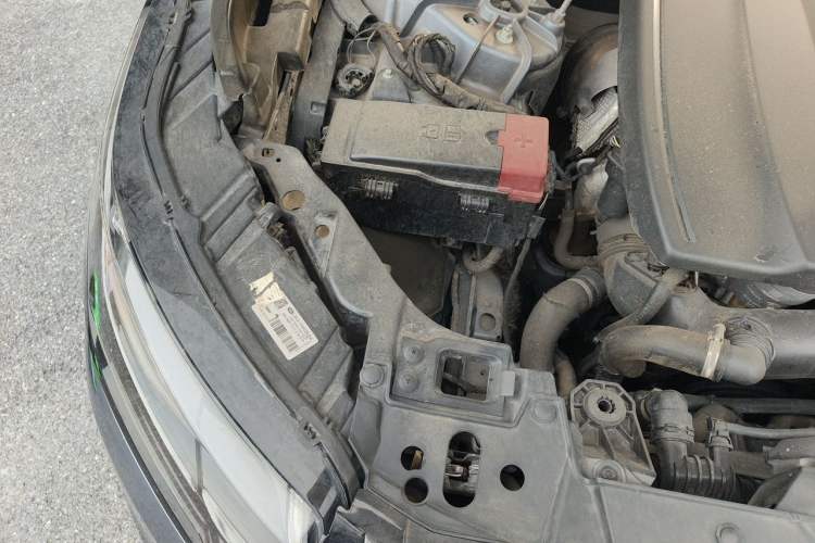 Used Land Rover Range Velar 2019 250 PS R-DYNAMIC S Engine Bay Right