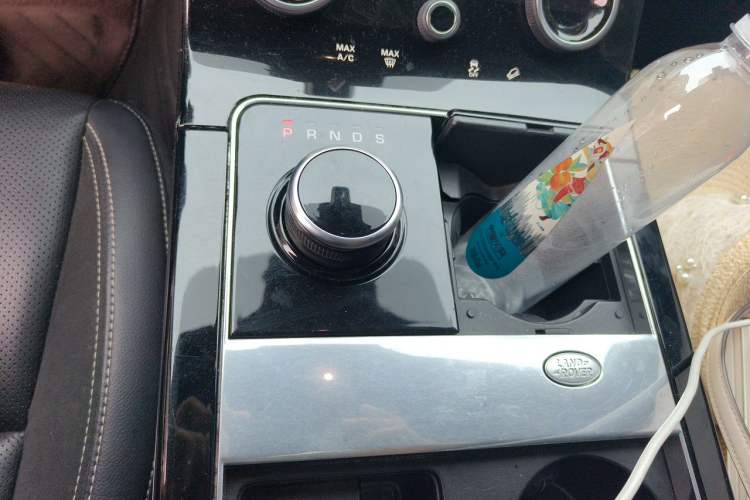 Used Land Rover Range Velar 2019 250 PS R-DYNAMIC S Gear Lever