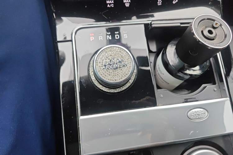 Used Land Rover Range Velar 2019 250 PS R-DYNAMIC S Gear Lever