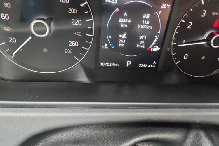 Used Land Rover Range Velar 2019 250 PS R-DYNAMIC S Odometer Close Up