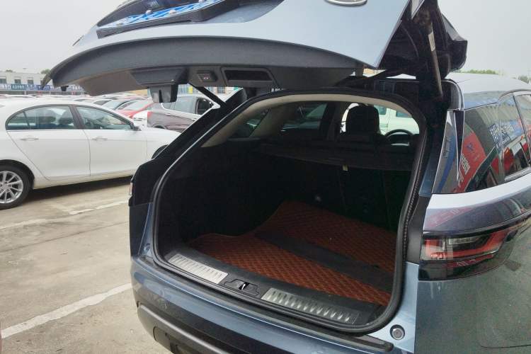 Used Land Rover Range Velar 2019 250 PS Trunk