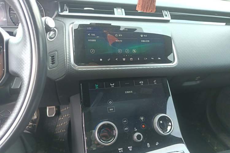 Used Land Rover Range Velar 2019 250 PS R-DYNAMIC S Audio And AC Panel
