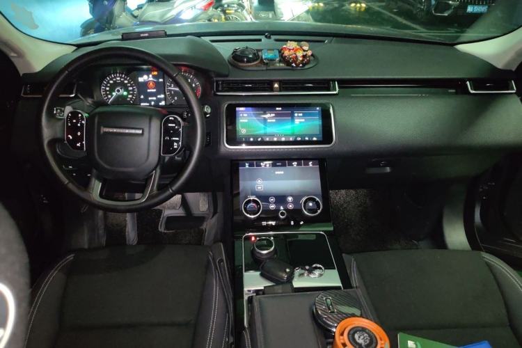 Used Land Rover Range Velar 2019 250 PS Center Console