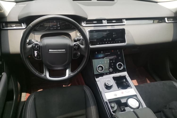 Used Land Rover Range Velar 2019 250 PS Center Console
