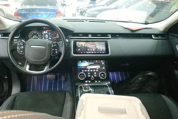 Used Land Rover Range Velar 2019 250 PS Center Console