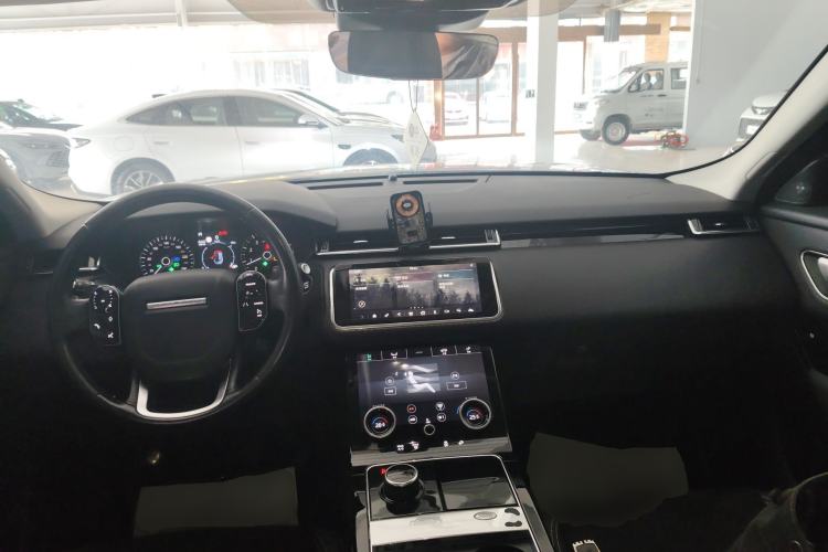 Used Land Rover Range Velar 2019 250 PS Center Console