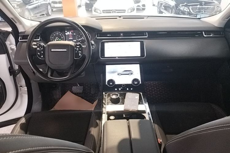 Used Land Rover Range Velar 2019 250 PS Center Console