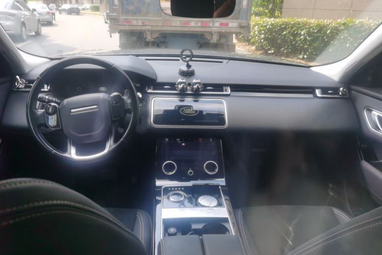 Used Land Rover Range Velar 2019 250 PS Center Console