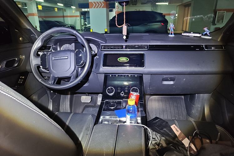 Used Land Rover Range Velar 2019 250 PS R-DYNAMIC S Center Console