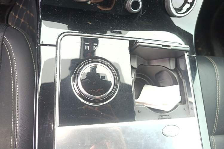 Used Land Rover Range Velar 2019 250 PS R-DYNAMIC S Gear Lever