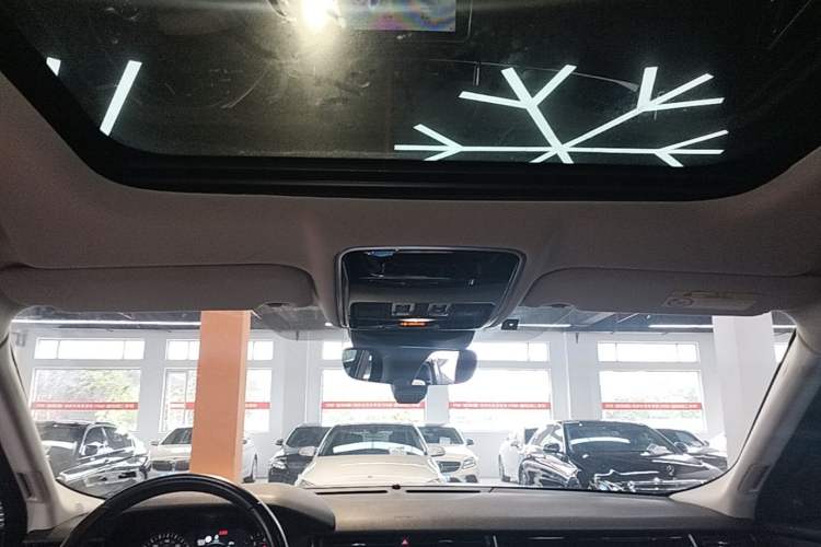 Used Land Rover Range Velar 2019 250 PS Headliner