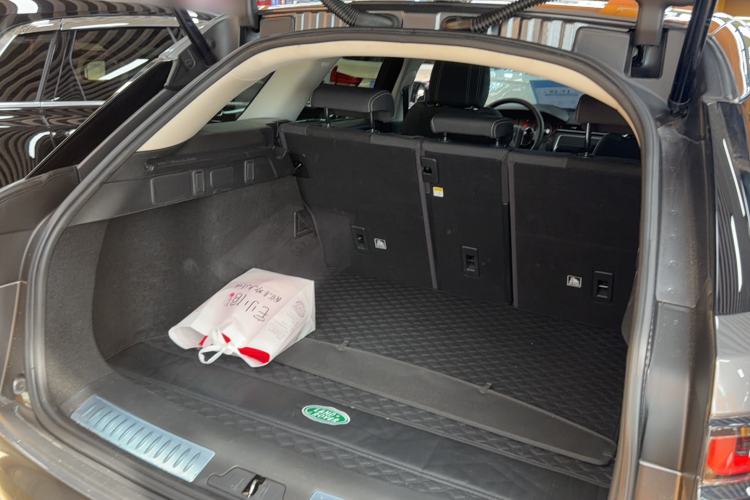 Used Land Rover Range Velar 2019 250 PS Trunk