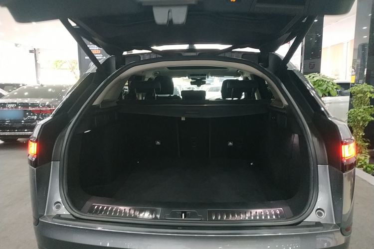 Used Land Rover Range Velar 2019 250 PS Trunk