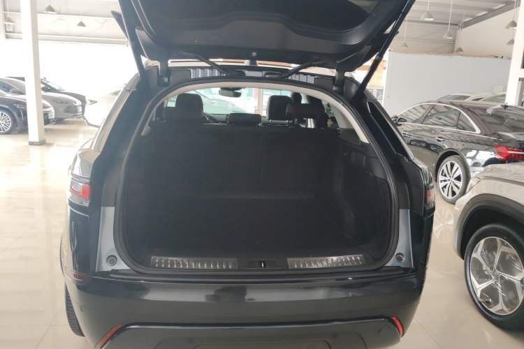 Used Land Rover Range Velar 2019 250 PS Trunk