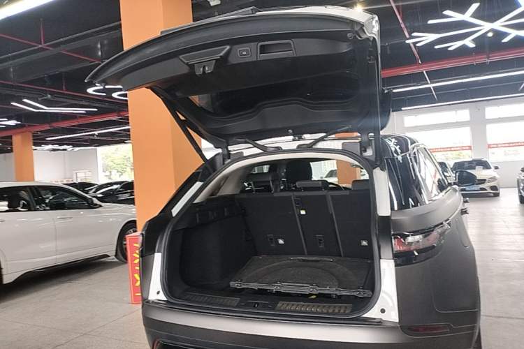 Used Land Rover Range Velar 2019 250 PS Trunk