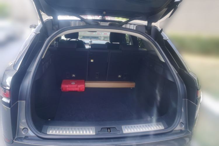 Used Land Rover Range Velar 2019 250 PS Trunk