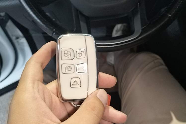 Used Land Rover Range Velar 2019 250 PS Vehicle Key