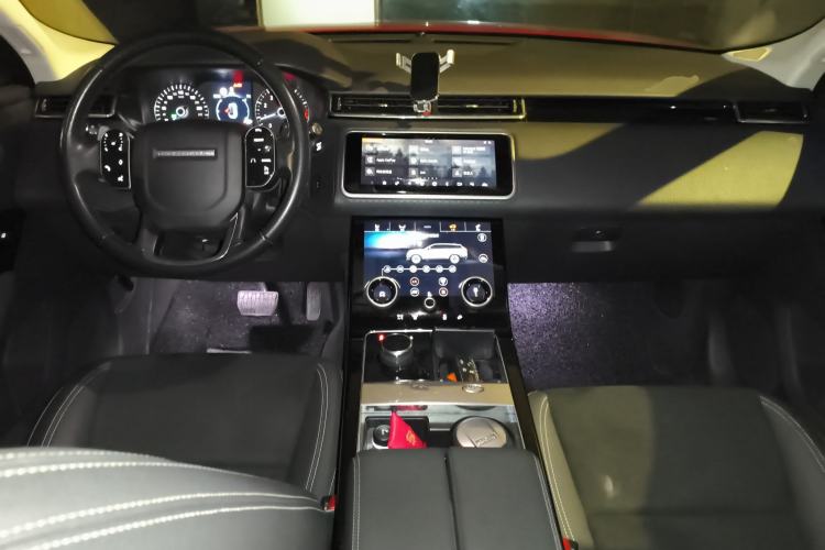 Used Land Rover Range Velar 2019 250 PS Center Console