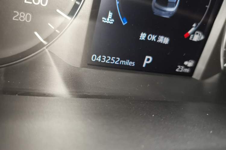 Used Land Rover Range Velar 2019 250 PS Odometer Close Up
