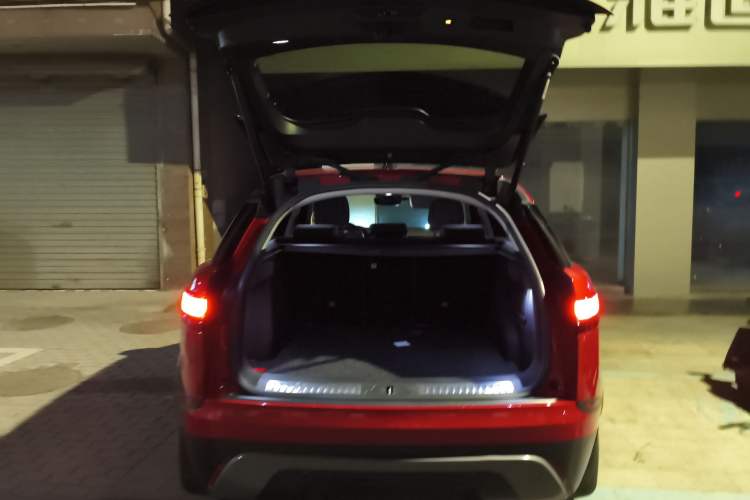 Used Land Rover Range Velar 2019 250 PS Trunk