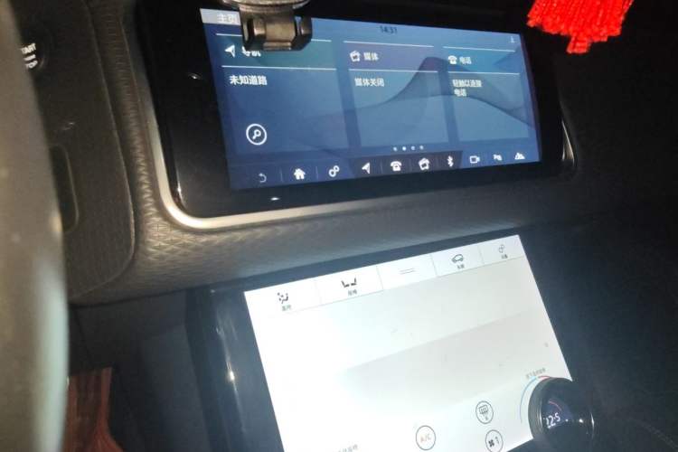 Used Land Rover Range Velar 2019 250 PS R-DYNAMIC S Audio And AC Panel