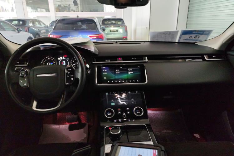 Used Land Rover Range Velar 2019 250 PS Center Console