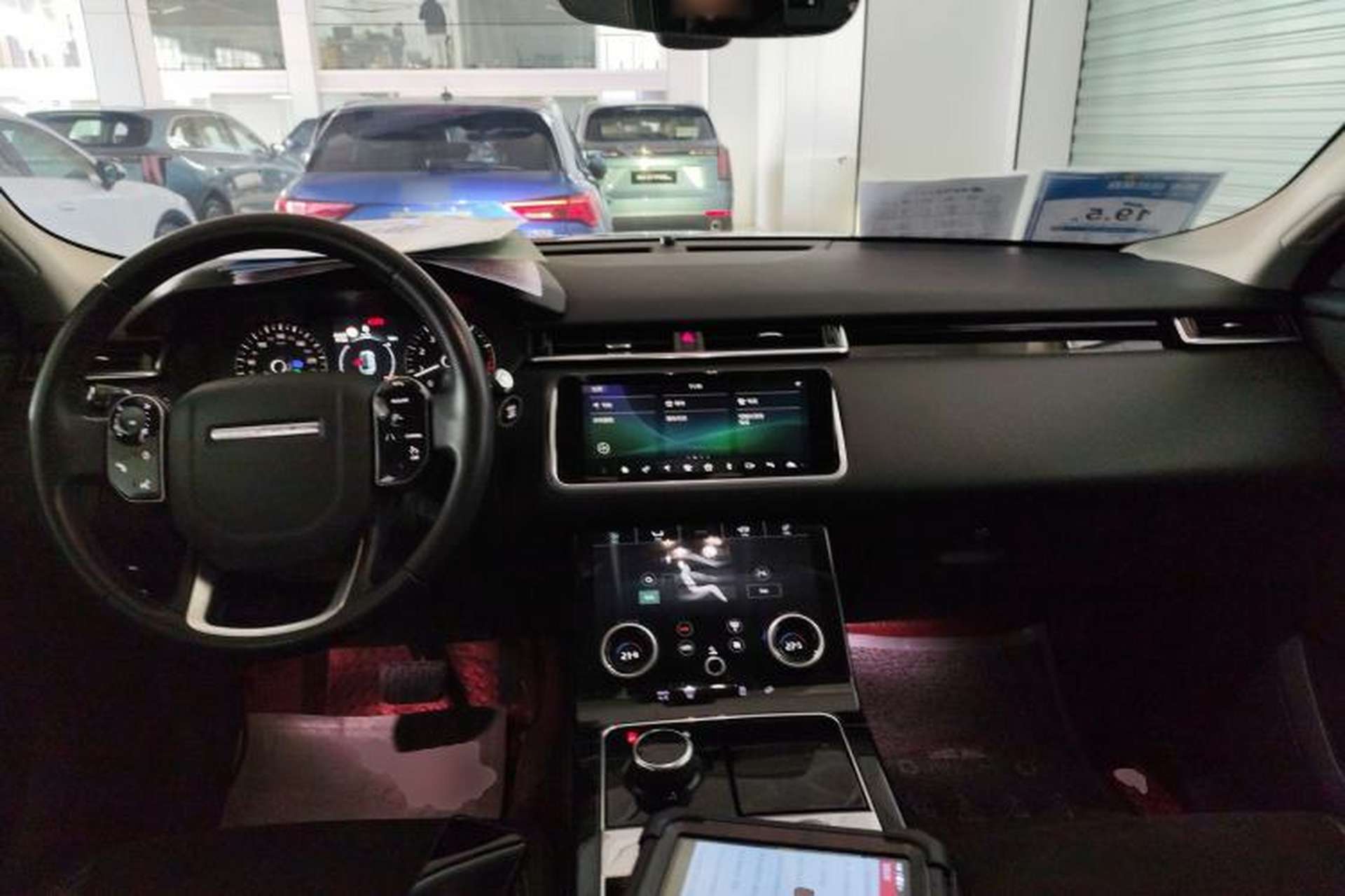 Used Land Rover Range Velar 2019 250 PS Center Console