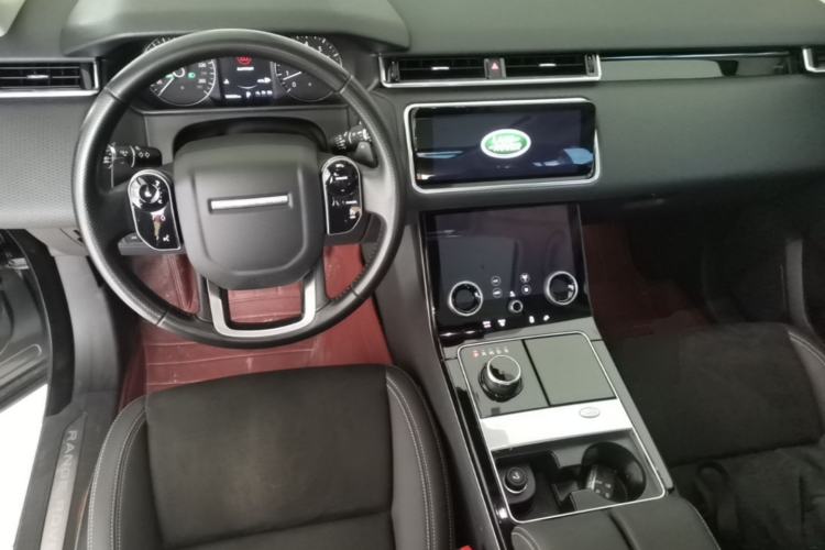 Used Land Rover Range Velar 2019 250 PS Center Console