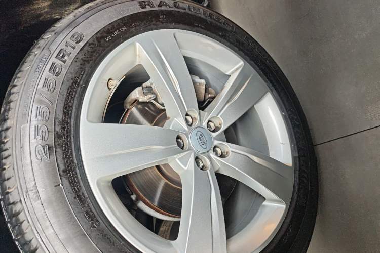 Used Land Rover Range Velar 2019 250 PS Exterior 7