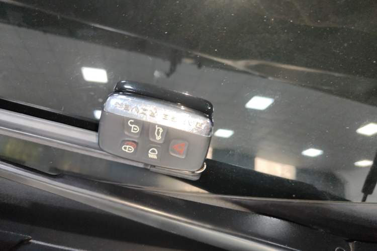 Used Land Rover Range Velar 2019 380 PS R-DYNAMIC SE Interior 1