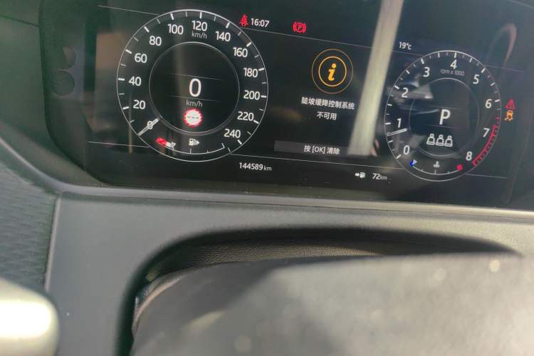 Used Land Rover Range Velar 2019 250 PS Odometer Close Up