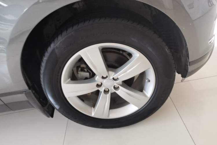 Used Land Rover Range Velar 2019 250 PS Right Front Wheel Hub