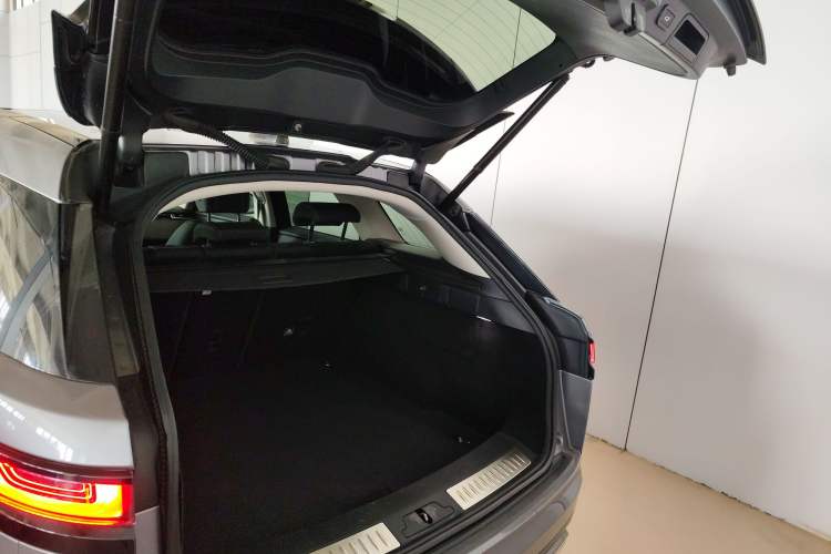 Used Land Rover Range Velar 2019 250 PS Trunk