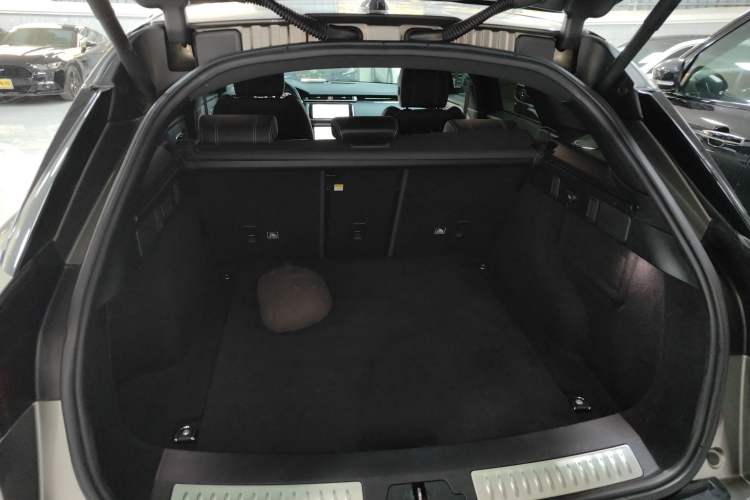 Used Land Rover Range Velar 2019 380 PS R-DYNAMIC SE Trunk