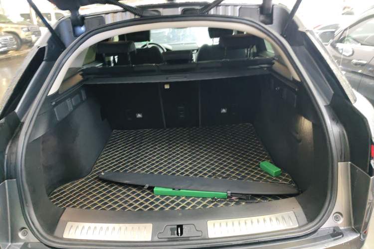 Used Land Rover Range Velar 2019 250 PS Trunk