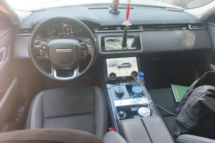 Used Land Rover Range Velar 2019 250 PS Center Console