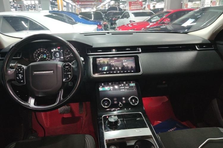Used Land Rover Range Velar 2019 250 PS Center Console