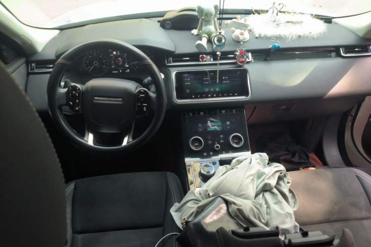 Used Land Rover Range Velar 2019 250 PS Center Console