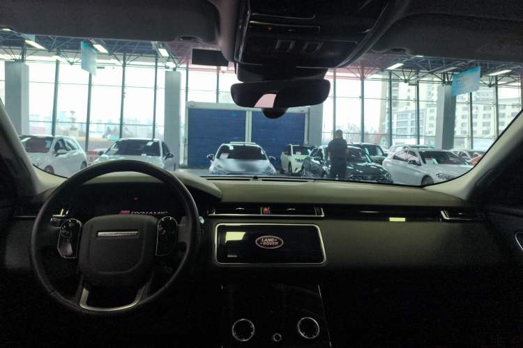 Used Land Rover Range Velar 2019 250 PS Center Console