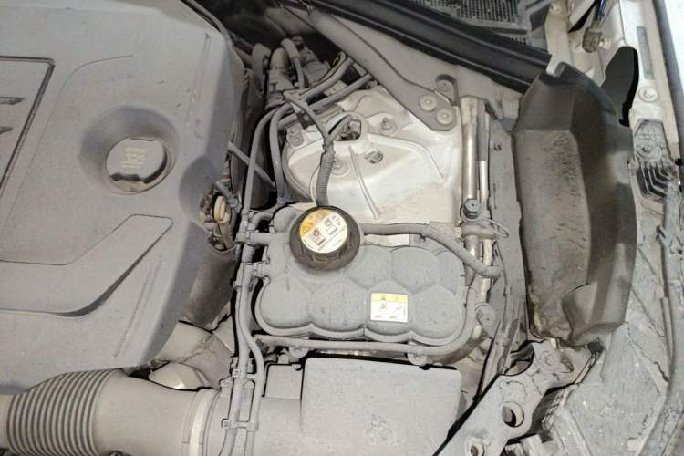 Used Land Rover Range Velar 2019 250 PS R-DYNAMIC S Engine Bay Left