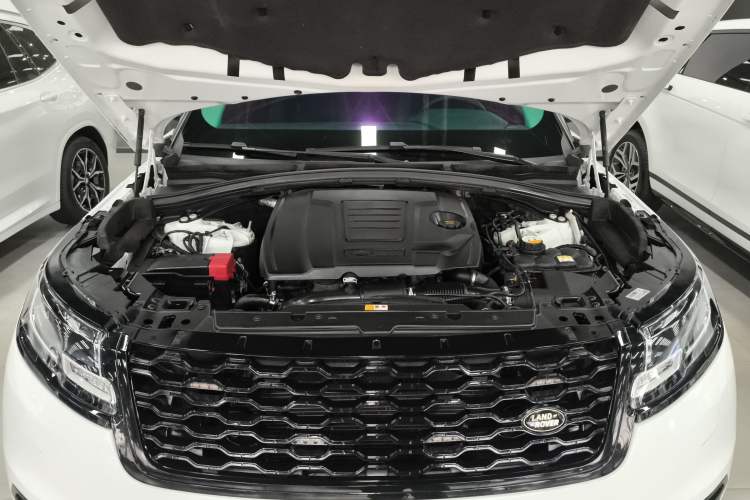 Used Land Rover Range Velar 2019 250 PS Engine Bay