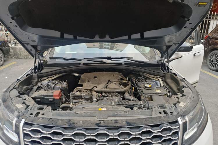 Used Land Rover Range Velar 2019 250 PS Engine Bay