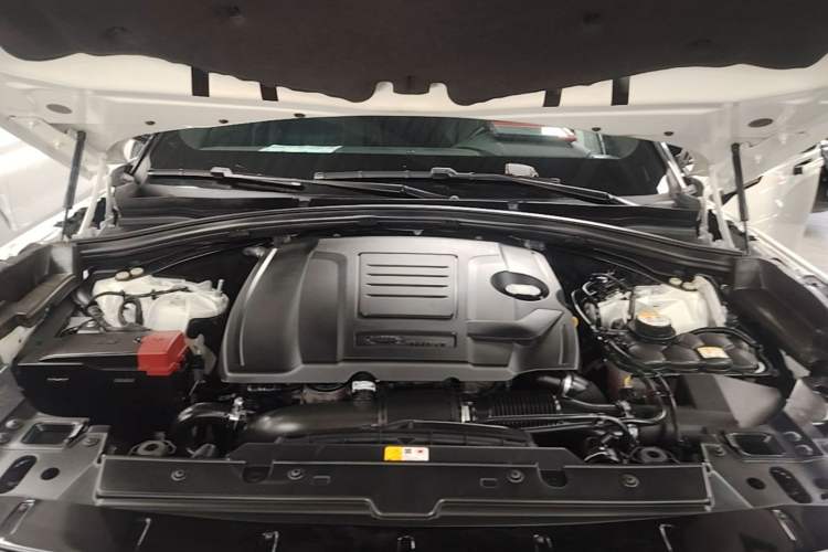Used Land Rover Range Velar 2019 250 PS R-DYNAMIC S Engine Bay