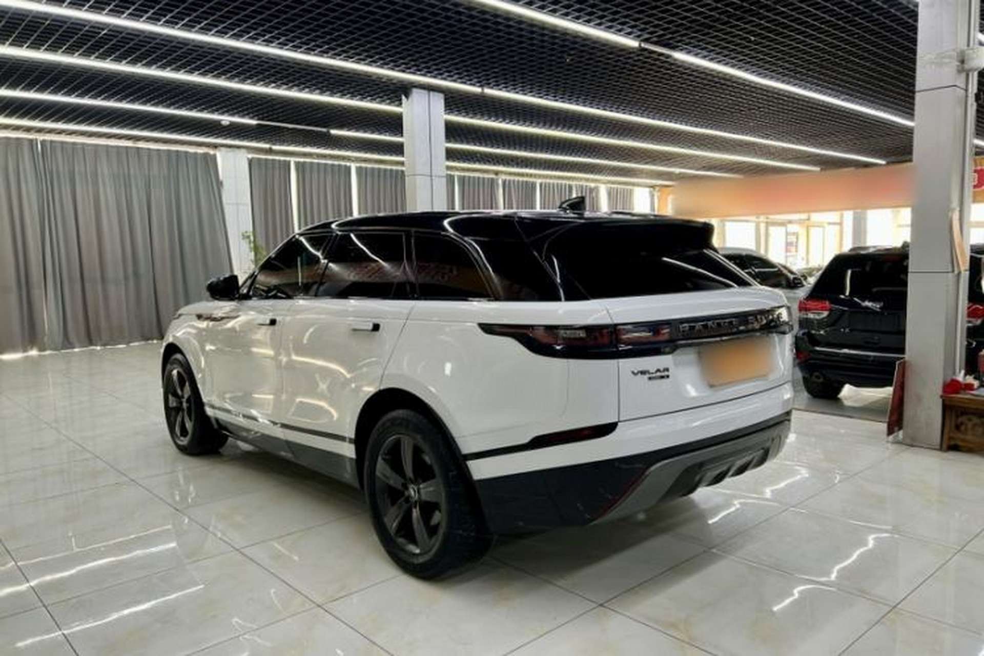 Used Land Rover Range Velar 2019 250 PS R-DYNAMIC S Exterior 4