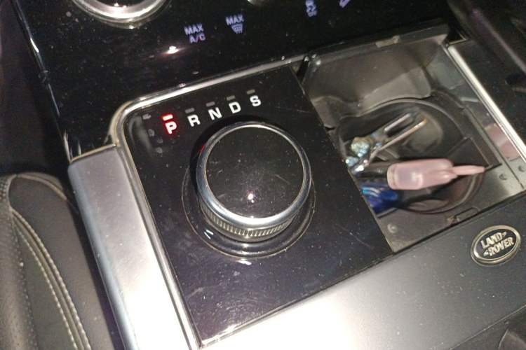 Used Land Rover Range Velar 2019 250 PS R-DYNAMIC S Gear Lever