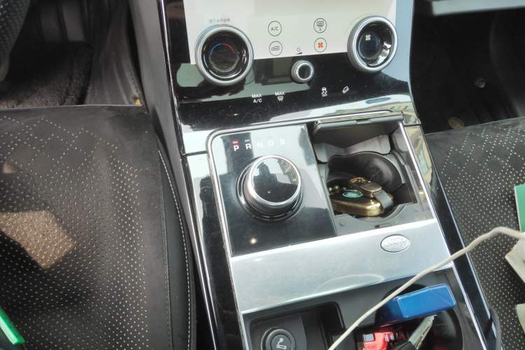 Used Land Rover Range Velar 2019 250 PS R-DYNAMIC S Gear Lever