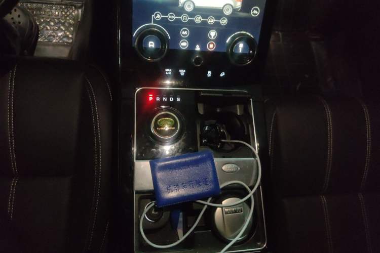 Used Land Rover Range Velar 2019 250 PS R-DYNAMIC S Gear Lever
